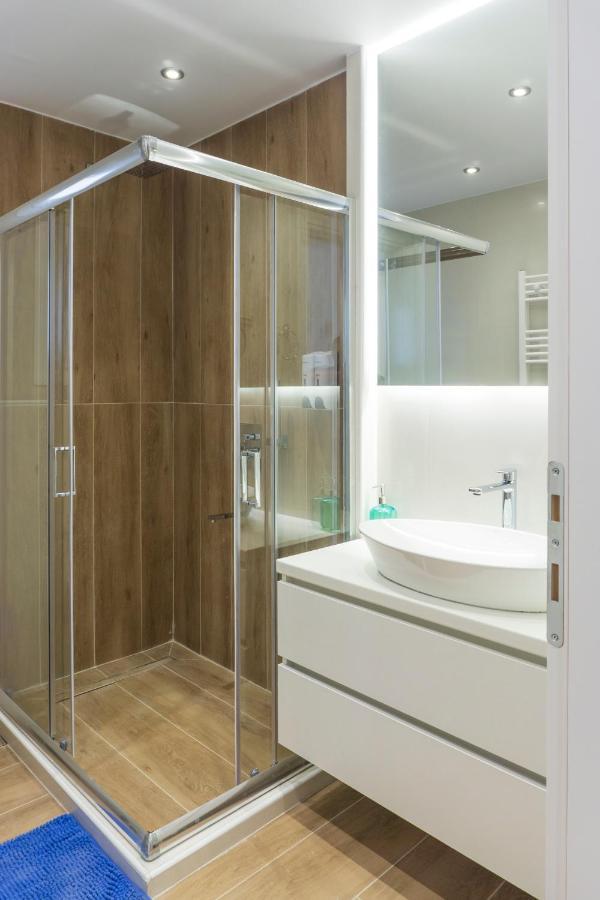 New Modern Style Home Next To The Train Station سالونيك المظهر الخارجي الصورة